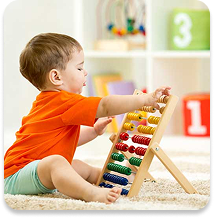 Niño jugando con material de estimulación temprana