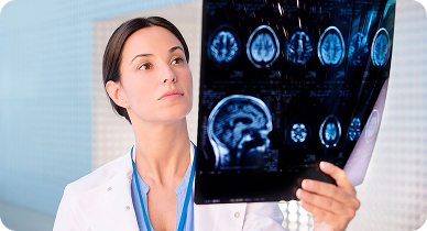 Doctora revisando estudios de evaluación neurológica